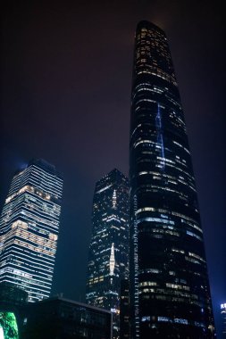 Guangzhou, Çin 'de gece parlayan gökdelenler
