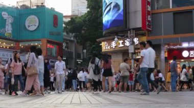 Guangzhou, Çin - 20 Ekim 2019: Pekin Lu. Alışveriş caddesi. Bir sürü insan yürüyor. Sokakta bir sürü dükkan, tabela ve ilan panosu var..