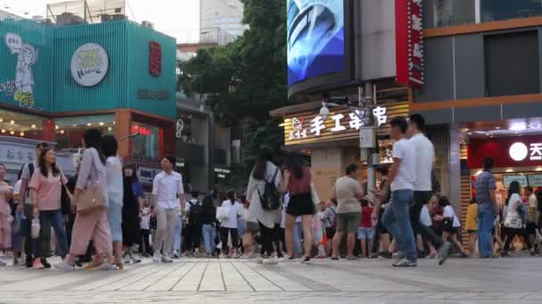 中国广州 2019年10月20日 北京路 购物街 很多人走路 街上有许多商店 标志和广告牌 — 图库视频影像