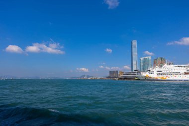 Hong Kong şehri, Victoria Limanı. Büyük bir yolcu gemisi kıyıya yakın demirlemiş.