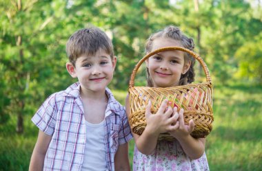 Bahçede sepeti olan küçük kardeşlerim.
