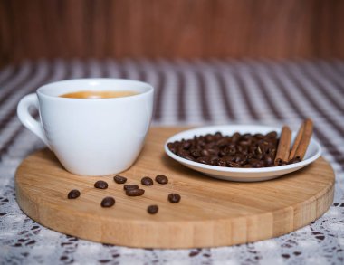 Ahşap tablette tarçınlı kahve ve kahve çekirdekleri.
