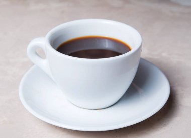 Masanın üzerinde bir fincan sade kahve. Yakın plan.