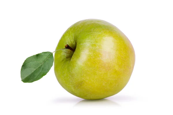Dojrzałe Zielone Jabłko Liściem Leżącym Białym Tle — Zdjęcie stockowe