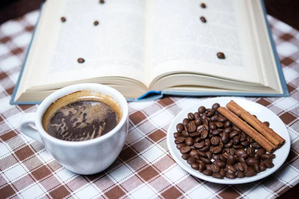 Bir Fincan Kahve Bir Tabak Fasulye Masa Örtüsünün Üzerinde Kitap — Stok fotoğraf