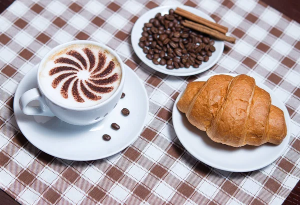 Csésze Kávé Mintával Croissant Asztalterítőn — Stock Fotó