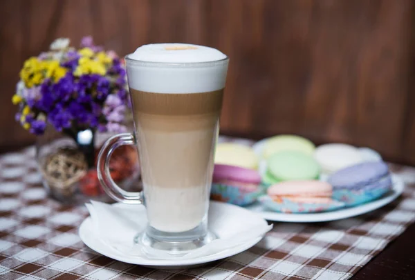 Macaron Bílém Talíři Cappuccino Ubruse Detailní Stock Fotografie