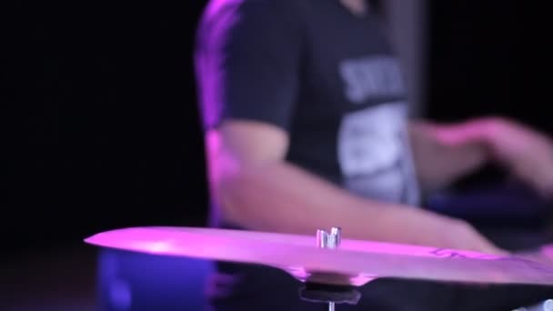 Музикант Грає Гарячі Ритми Барабанах Сцені Концертного Залу Він Створює — стокове відео