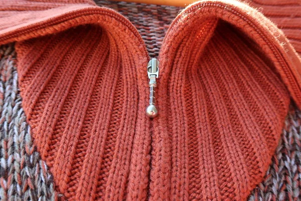 Fermuarlı dokuma yakalı süveter.