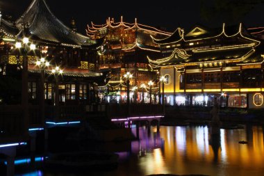 Yu Garden bölgesinin gece manzarası.