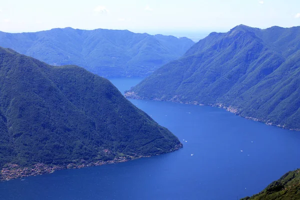 Lago Como no meio das montanhas — Fotografia de Stock