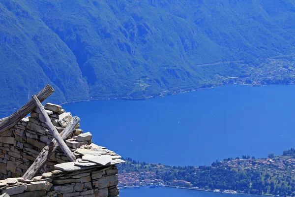 A ruína antiga de frente para o Lago Como — Fotografia de Stock