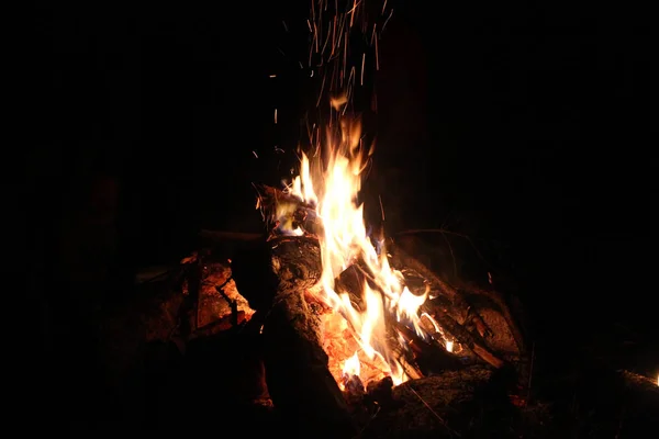 Das Feuer und das Holz — Stockfoto