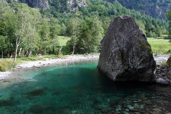 A rocha e o lago azul — Fotografia de Stock