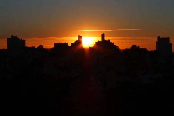 Το ηλιοβασίλεμα μεταξύ των κτιρίων — Φωτογραφία Αρχείου