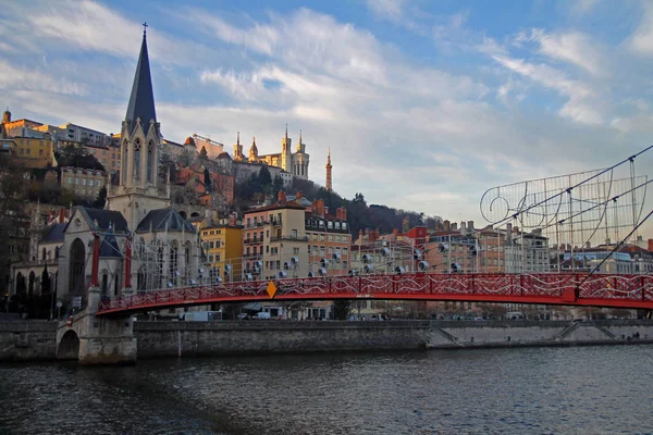 A ponte vermelha sobre o rio em Lyon — Fotografia de Stock