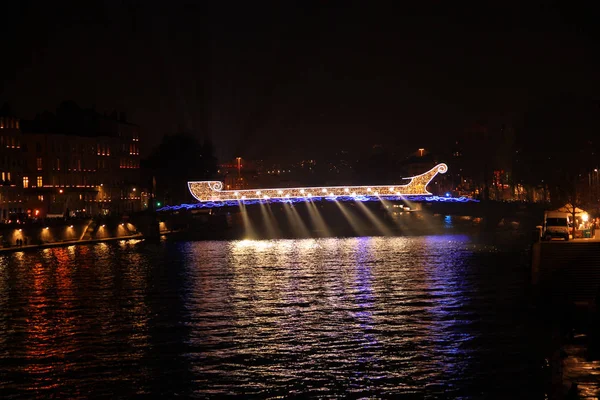 O navio feito com luzes sobre o rio — Fotografia de Stock