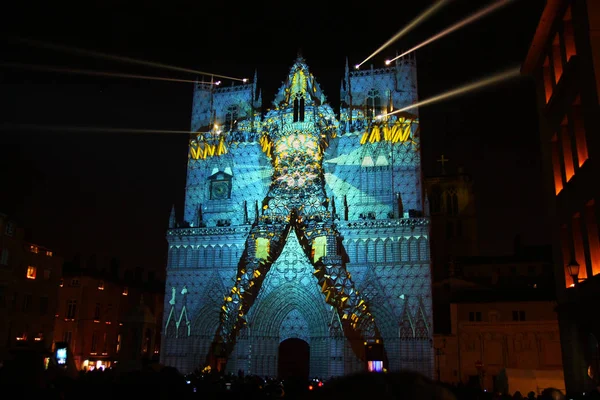 Las luces proyectadas en la catedral de Lyon — Foto de Stock
