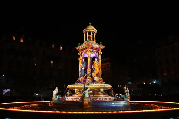 Jakoben çeşmesinin üzerindeki ışıklar.