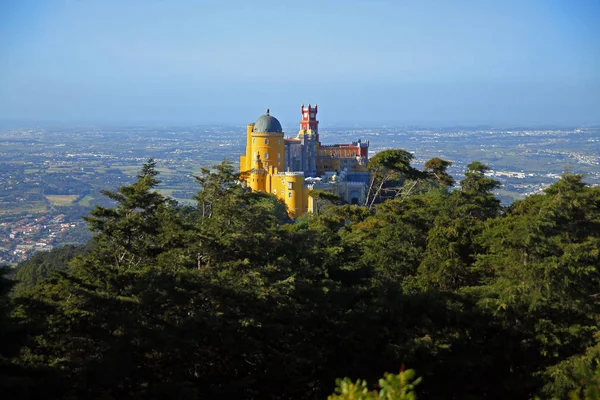 おとぎ話のような色｜ポルトガルのシントラのナシオナル・ダ・ペナ — ストック写真