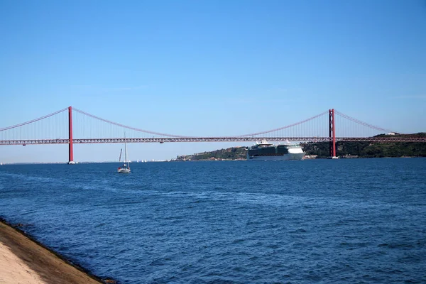 Ponte vermelha 25 de Abril em Lisboa — Fotografia de Stock