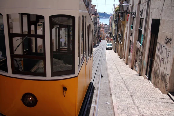 Typowy żółty kolejka linowa w Lizbonie — Zdjęcie stockowe