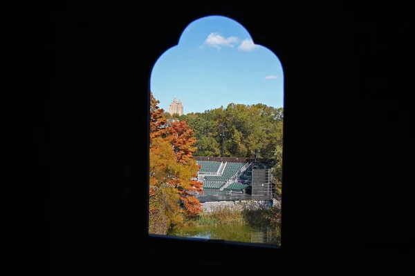Театр Центрального парка из окна Бельведере — стоковое фото