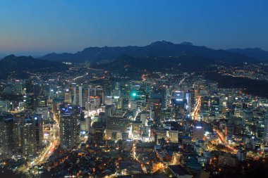 Seul şehir merkezinin gece görüntüsü tepeden çekildi.
