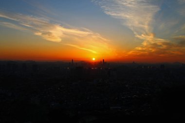 Seul üzerinde turuncu gün batımı