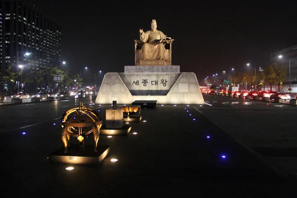 Seul gecesinde Kral Sejong.