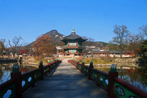 Hyangwonjeong pagoda mitt i en sjö — Stockfoto