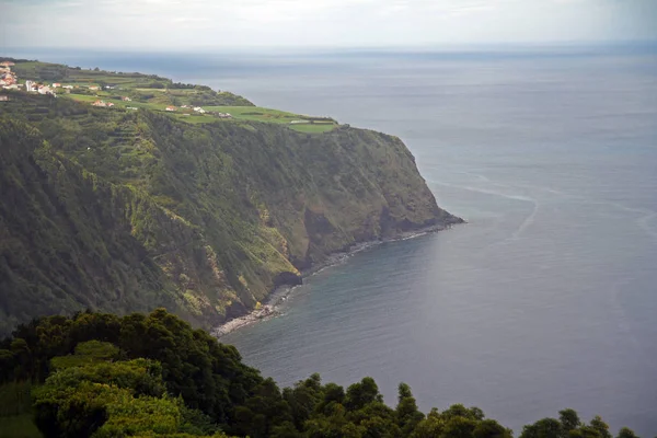 El acantilado verde en el Océano Atlántico en el archipiélago de las Azores — Foto de Stock