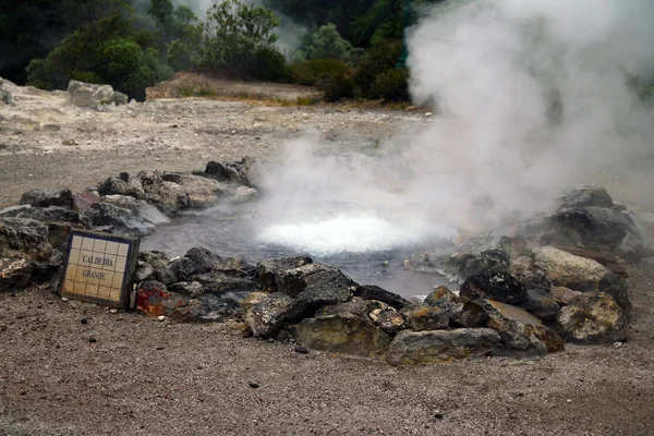 Caldera grande heiße Quelle auf der Insel São Miguel — Stockfoto