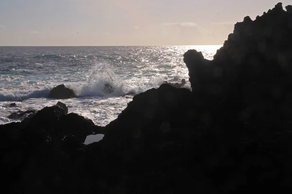 Solnedgången på havet med stenarna — Stockfoto