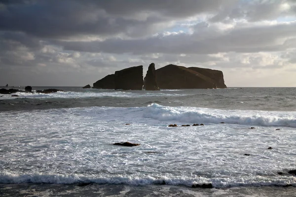 Okyanusta gün batımı taşlarla — Stok fotoğraf