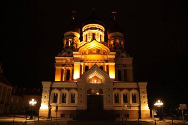Tallinn 'deki Alexander Nevsky Katedrali' nin gece görüşü