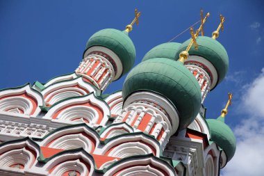Kremlin 'deki kilisenin deniz mavisi kubbeleri.