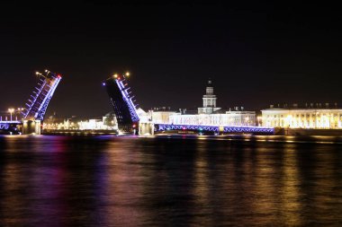 Saint Petersburg Köprüsü bir yaz gecesi açılıyor.
