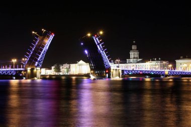 Saint Petersburg Köprüsü bir yaz gecesi açılıyor.