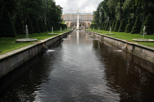 Pałac Peterhof z fontannami i parkiem w Rosji — Zdjęcie stockowe