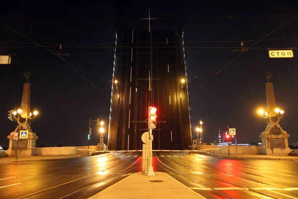 Puente de San Petersburgo se abre en una noche de verano — Foto de Stock