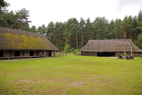 Historické venkovské dřevo pobaltské farmy v Estonsku — Stock fotografie