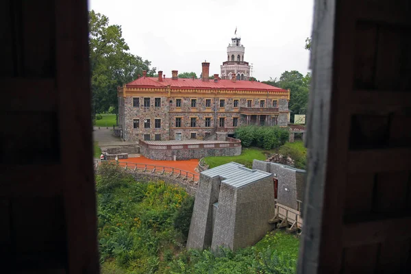 Pohled na hrad Sigulda z okna — Stock fotografie