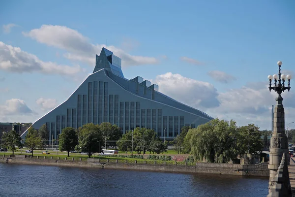 A impressionante biblioteca moderna de Riga no rio — Fotografia de Stock