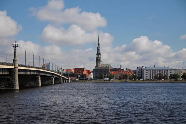 Riga-Panorama von der gegenüberliegenden Seite des Flusses — Stockfoto