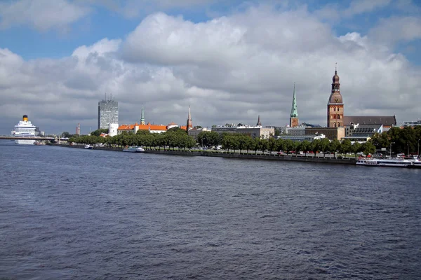 Riga panorama vanaf de andere kant van de rivier — Stockfoto