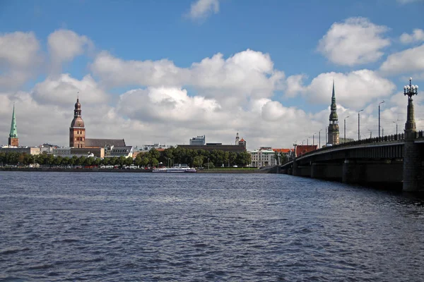 Riga panorama dal lato opposto del fiume — Foto Stock
