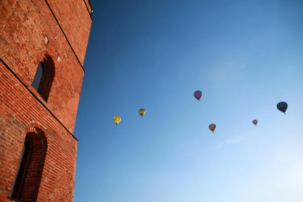 Heißluftballons fliegen über die Burg Vilnius — Stockfoto