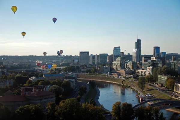 Globos de aire caliente volando sobre el río Vilna —  Fotos de Stock