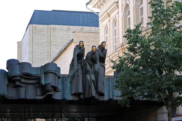 De mörka skulpturerna vid ingången till Vilnius-teatern — Stockfoto